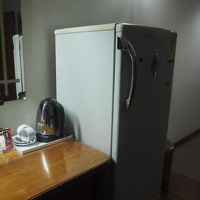 部屋にはでかい冷蔵庫あり。よく冷えます