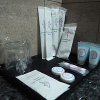 アメニティは最小限ですが、歯ブラシあります