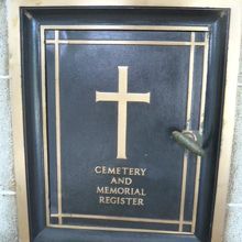 墓地とともに忘れ得ぬ記憶として追悼。十字架が目に残ります。