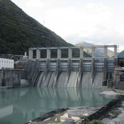 佐久間ダムの逆調整ダム、天竜川の流れを均等にするため頑張っています