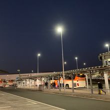 バス乗り場に自動券売機があります。