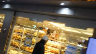 あってゆっくりと北欧のベーカリーを楽しむことができる