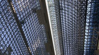 構内の外光が入る素晴らしいデザインですね