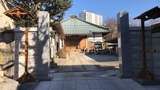 緑色の屋根が印象的