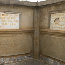 慰霊碑の周りには、いろいろな言語で書かれた碑が置かれています