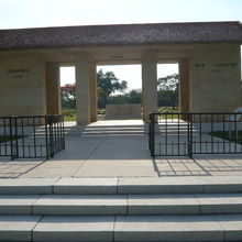 チョンカイ共同墓地の入口の様子です。とても静かな環境です。