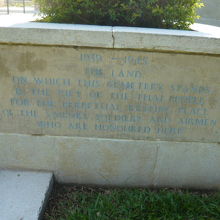 共同墓地の入口の表示です。表示は入口の階段の手前にあります。