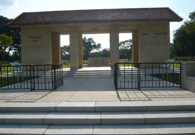 チョンカイ共同墓地は、クウェー・ノイ川の河畔の傍にある英連邦軍、オランダ軍将兵の墓地です。