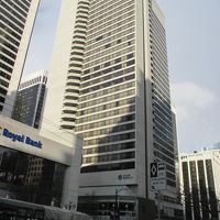 街の中心バラード通りに面し、隣に地下鉄バラード駅がある