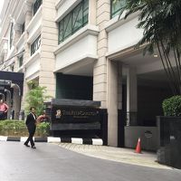 いつも黒服を着たドアマン（？）が警備しています