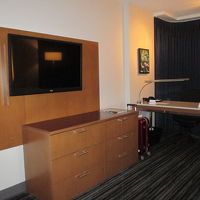 大き目のデスクとキャビネット