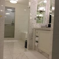 全面、大理石張りの洗面所・トイレ・バスルーム・シャワールーム