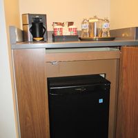 スタバのコーヒーと紅茶とペットボトルの水。下は冷蔵庫です。