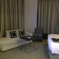 変形の角部屋だったので、両側に窓があって解放的でした。