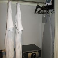 バスローブが2着あり、アイロンとアイロン台と金庫がある