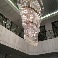 ロビーの大きなシャンデリア
