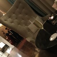 ラウンジでピアノとバイオリンの生演奏を聴きながらシャンパン。