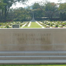 白色の慰霊碑のさらに奥には、十字架の塔が立てられています。