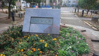 ビルに囲まれた公園