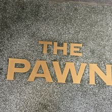 階段を降りたところの足元のロゴ