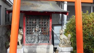 公園の奥にあるこじんまりした神社でした