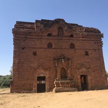 登れるパゴダ（廃墟？）はこちらの建物です