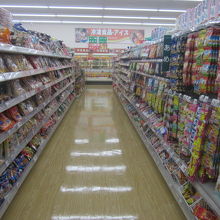 食料品がずらっと並んでいて、ドラッグ以上の品揃え（？）かも？