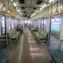 車内はロングシートでした。