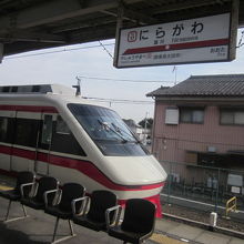 韮川駅にて対向の特急の待ち合わせ…。