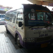 プナムロン国境への移動に利用したカンチャナブリのミニバスです