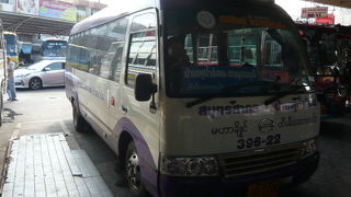 カンチャナブリのミニバスは、観光面も含め、地方都市における重要な移動手段です。