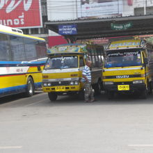 バスターミナルで、出発のために待機しているミニバスです。