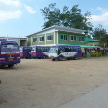 目的地におけるミニバスです。折り返しによる運行形態です。