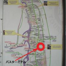 カンチャナブリのバスターミナルは、市街地の南側にあります。