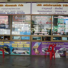 カンチャナブリバスターミナルに、国内各地へのバスが発着します