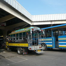 バスターミナルには、遠距離用の大型バスが待機しています。