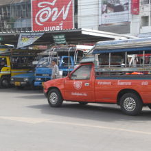 バスターミナルの中には、ミニバスやソンテウが走行しています。