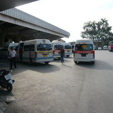 バスターミナルには、遠距離や中距離の都市等へのバスも入ります