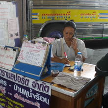 バスターミナルには、各地へのバスの乗車券を扱うカウンターが。