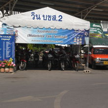 ソンテウの他、多くのモトバイクが、バスターミナルから出ます。