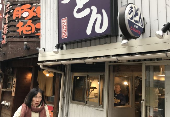 かけうどんは少し出汁汁が濃い