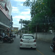 カンチャナブリの市内の道路です。レンタカーの場合、駐車が大変