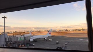 飛行機が近くに見えます