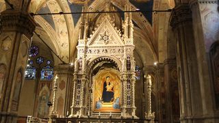 元々は穀物蔵のロッジャ