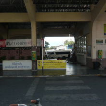 カンチャナブリのターミナルの入口に、ＴＡＣカウンターがありま