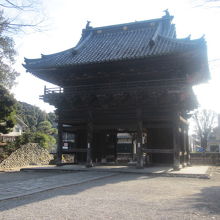 本堂側から眺めた楼門の様子