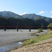 大井川を渡る蒸気機関車が間近で望めます