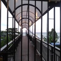 ビーチに続く陸橋