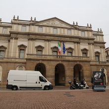 スカラ座正面左側に博物館のエントランスがあります。