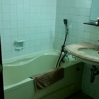 古びた感じですが、バスタブがあるのが良い